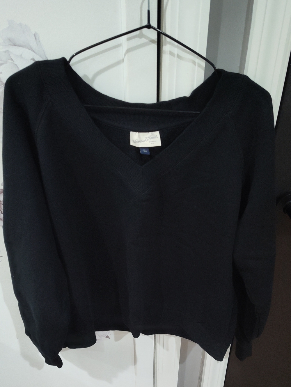 Universal Thread Black V-Neck Women's Sweater
